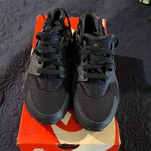 Nike huarache Navy with black sneakers . New with box. Size 4.5y, 6W